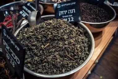 Kudüs, İsrail - 17 Şubat 2026 Mahane Yehuda Pazarı 'nda geleneksel kurutulmuş meyve, sebze ve çiçeklerin keşfi, bu ikonik kent bölgesinde canlı renkler ve dokular sergileniyor.