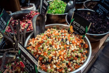 Kudüs, İsrail - 17 Şubat 2026 Mahane Yehuda Pazarı 'nda geleneksel kurutulmuş meyve, sebze ve çiçeklerin keşfi, bu ikonik kent bölgesinde canlı renkler ve dokular sergileniyor.