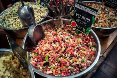 Kudüs, İsrail - 17 Şubat 2026 Mahane Yehuda Pazarı 'nda geleneksel kurutulmuş meyve, sebze ve çiçeklerin keşfi, bu ikonik kent bölgesinde canlı renkler ve dokular sergileniyor.