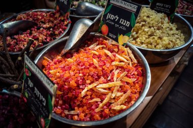 Kudüs, İsrail - 17 Şubat 2026 Mahane Yehuda Pazarı 'nda geleneksel kurutulmuş meyve, sebze ve çiçeklerin keşfi, bu ikonik kent bölgesinde canlı renkler ve dokular sergileniyor.