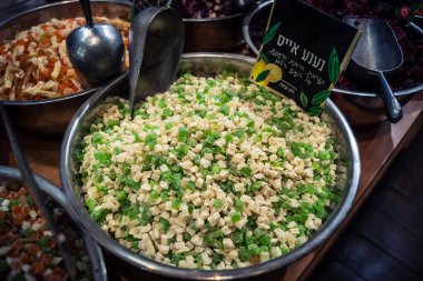 Kudüs, İsrail - 17 Şubat 2026 Mahane Yehuda Pazarı 'nda geleneksel kurutulmuş meyve, sebze ve çiçeklerin keşfi, bu ikonik kent bölgesinde canlı renkler ve dokular sergileniyor.