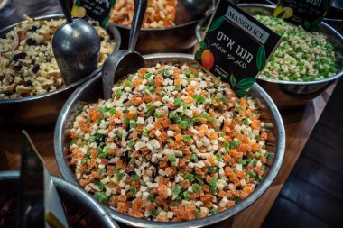 Kudüs, İsrail - 17 Şubat 2026 Mahane Yehuda Pazarı 'nda geleneksel kurutulmuş meyve, sebze ve çiçeklerin keşfi, bu ikonik kent bölgesinde canlı renkler ve dokular sergileniyor.