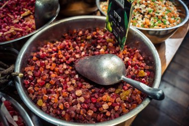 Kudüs, İsrail - 17 Şubat 2026 Mahane Yehuda Pazarı 'nda geleneksel kurutulmuş meyve, sebze ve çiçeklerin keşfi, bu ikonik kent bölgesinde canlı renkler ve dokular sergileniyor.