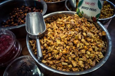 Kudüs, İsrail - 17 Şubat 2026 Mahane Yehuda Pazarı 'nda geleneksel kurutulmuş meyve, sebze ve çiçeklerin keşfi, bu ikonik kent bölgesinde canlı renkler ve dokular sergileniyor.