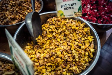 Kudüs, İsrail - 17 Şubat 2026 Mahane Yehuda Pazarı 'nda geleneksel kurutulmuş meyve, sebze ve çiçeklerin keşfi, bu ikonik kent bölgesinde canlı renkler ve dokular sergileniyor.