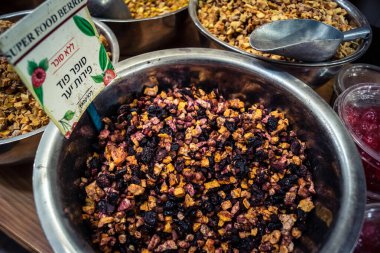 Kudüs, İsrail - 17 Şubat 2026 Mahane Yehuda Pazarı 'nda geleneksel kurutulmuş meyve, sebze ve çiçeklerin keşfi, bu ikonik kent bölgesinde canlı renkler ve dokular sergileniyor.