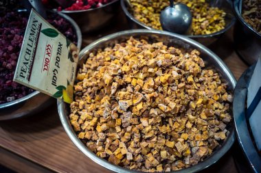 Kudüs, İsrail - 17 Şubat 2026 Mahane Yehuda Pazarı 'nda geleneksel kurutulmuş meyve, sebze ve çiçeklerin keşfi, bu ikonik kent bölgesinde canlı renkler ve dokular sergileniyor.