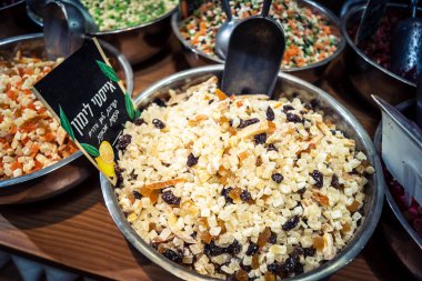 Kudüs, İsrail - 17 Şubat 2026 Mahane Yehuda Pazarı 'nda geleneksel kurutulmuş meyve, sebze ve çiçeklerin keşfi, bu ikonik kent bölgesinde canlı renkler ve dokular sergileniyor.