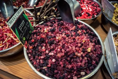 Kudüs, İsrail - 17 Şubat 2026 Mahane Yehuda Pazarı 'nda geleneksel kurutulmuş meyve, sebze ve çiçeklerin keşfi, bu ikonik kent bölgesinde canlı renkler ve dokular sergileniyor.