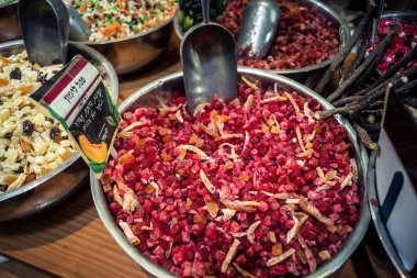 Kudüs, İsrail - 17 Şubat 2026 Mahane Yehuda Pazarı 'nda geleneksel kurutulmuş meyve, sebze ve çiçeklerin keşfi, bu ikonik kent bölgesinde canlı renkler ve dokular sergileniyor.