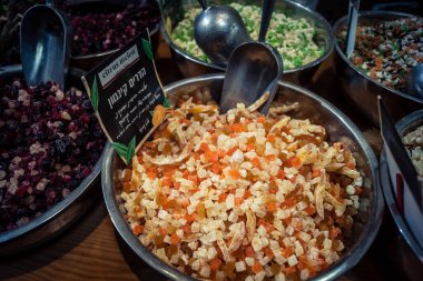 Kudüs, İsrail - 17 Şubat 2026 Mahane Yehuda Pazarı 'nda geleneksel kurutulmuş meyve, sebze ve çiçeklerin keşfi, bu ikonik kent bölgesinde canlı renkler ve dokular sergileniyor.