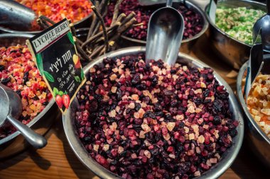 Kudüs, İsrail - 17 Şubat 2026 Mahane Yehuda Pazarı 'nda geleneksel kurutulmuş meyve, sebze ve çiçeklerin keşfi, bu ikonik kent bölgesinde canlı renkler ve dokular sergileniyor.