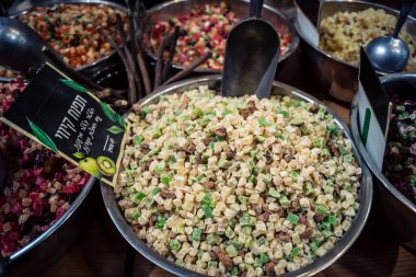 Kudüs, İsrail - 17 Şubat 2026 Mahane Yehuda Pazarı 'nda geleneksel kurutulmuş meyve, sebze ve çiçeklerin keşfi, bu ikonik kent bölgesinde canlı renkler ve dokular sergileniyor.