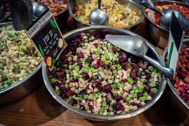 Kudüs, İsrail - 17 Şubat 2026 Mahane Yehuda Pazarı 'nda geleneksel kurutulmuş meyve, sebze ve çiçeklerin keşfi, bu ikonik kent bölgesinde canlı renkler ve dokular sergileniyor.