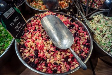 Kudüs, İsrail - 17 Şubat 2026 Mahane Yehuda Pazarı 'nda geleneksel kurutulmuş meyve, sebze ve çiçeklerin keşfi, bu ikonik kent bölgesinde canlı renkler ve dokular sergileniyor.