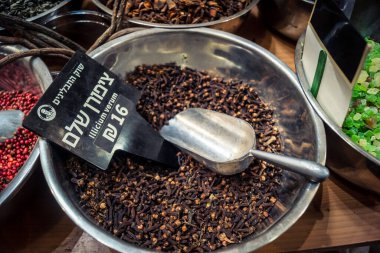 Kudüs, İsrail - 17 Şubat 2026 Mahane Yehuda Pazarı 'nda geleneksel kurutulmuş meyve, sebze ve çiçeklerin keşfi, bu ikonik kent bölgesinde canlı renkler ve dokular sergileniyor.