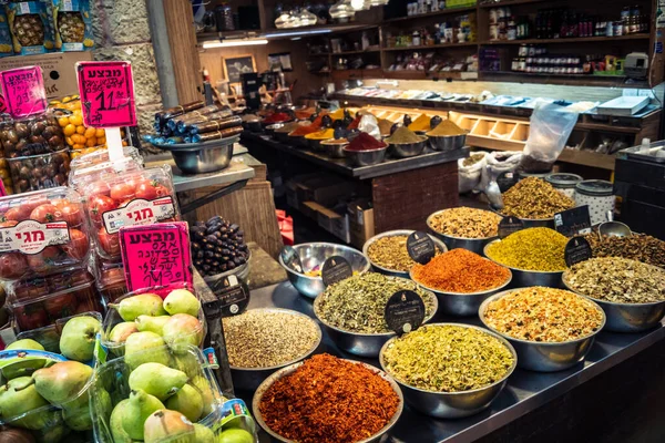 Kudüs, İsrail - 17 Şubat 2026 Mahane Yehuda Pazarı 'nda geleneksel baharatların keşfi, canlı renkler, egzotik dokular ve bu ikonik kentsel konumda aşçılık mirası sergileniyor.