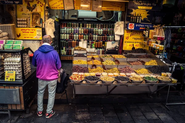 Kudüs, İsrail - 17 Şubat 2026 Mahane Yehuda 'da geleneksel dükkanların keşfi, bu ikonik bölgenin tarihi geçitlerinde renkli cepheler ve sanatsal görüntüler sergiliyor..