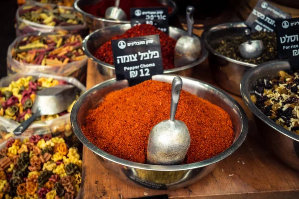 Kudüs, İsrail - 17 Şubat 2026 Mahane Yehuda Pazarı 'nda geleneksel baharatların keşfi, canlı renkler, egzotik dokular ve bu ikonik kentsel konumda aşçılık mirası sergileniyor.