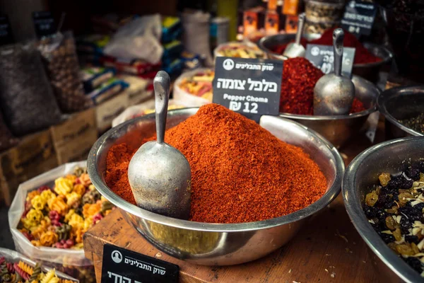 Kudüs, İsrail - 17 Şubat 2026 Mahane Yehuda Pazarı 'nda geleneksel baharatların keşfi, canlı renkler, egzotik dokular ve bu ikonik kentsel konumda aşçılık mirası sergileniyor.