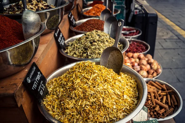 Kudüs, İsrail - 17 Şubat 2026 Mahane Yehuda Pazarı 'nda geleneksel baharatların keşfi, canlı renkler, egzotik dokular ve bu ikonik kentsel konumda aşçılık mirası sergileniyor.