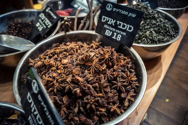 Kudüs, İsrail - 17 Şubat 2026 Mahane Yehuda Pazarı 'nda geleneksel kurutulmuş meyve, sebze ve çiçeklerin keşfi, bu ikonik kent bölgesinde canlı renkler ve dokular sergileniyor.