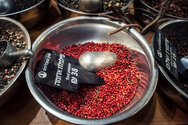 Kudüs, İsrail - 17 Şubat 2026 Mahane Yehuda Pazarı 'nda geleneksel kurutulmuş meyve, sebze ve çiçeklerin keşfi, bu ikonik kent bölgesinde canlı renkler ve dokular sergileniyor.