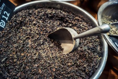 Kudüs, İsrail - 17 Şubat 2026 Mahane Yehuda Pazarı 'nda geleneksel kurutulmuş meyve, sebze ve çiçeklerin keşfi, bu ikonik kent bölgesinde canlı renkler ve dokular sergileniyor.