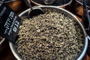 Kudüs, İsrail - 17 Şubat 2026 Mahane Yehuda Pazarı 'nda geleneksel kurutulmuş meyve, sebze ve çiçeklerin keşfi, bu ikonik kent bölgesinde canlı renkler ve dokular sergileniyor.