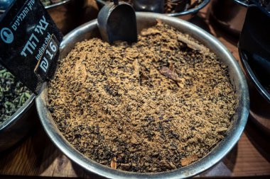 Kudüs, İsrail - 17 Şubat 2026 Mahane Yehuda Pazarı 'nda geleneksel kurutulmuş meyve, sebze ve çiçeklerin keşfi, bu ikonik kent bölgesinde canlı renkler ve dokular sergileniyor.