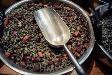 Kudüs, İsrail - 17 Şubat 2026 Mahane Yehuda Pazarı 'nda geleneksel kurutulmuş meyve, sebze ve çiçeklerin keşfi, bu ikonik kent bölgesinde canlı renkler ve dokular sergileniyor.