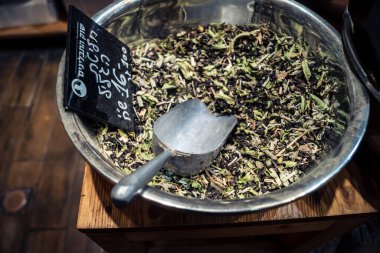 Kudüs, İsrail - 17 Şubat 2026 Mahane Yehuda Pazarı 'nda geleneksel kurutulmuş meyve, sebze ve çiçeklerin keşfi, bu ikonik kent bölgesinde canlı renkler ve dokular sergileniyor.