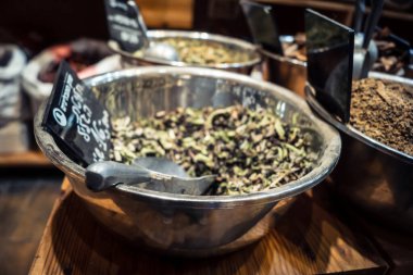 Kudüs, İsrail - 17 Şubat 2026 Mahane Yehuda Pazarı 'nda geleneksel kurutulmuş meyve, sebze ve çiçeklerin keşfi, bu ikonik kent bölgesinde canlı renkler ve dokular sergileniyor.