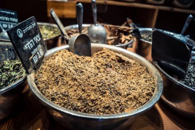 Kudüs, İsrail - 17 Şubat 2026 Mahane Yehuda Pazarı 'nda geleneksel kurutulmuş meyve, sebze ve çiçeklerin keşfi, bu ikonik kent bölgesinde canlı renkler ve dokular sergileniyor.