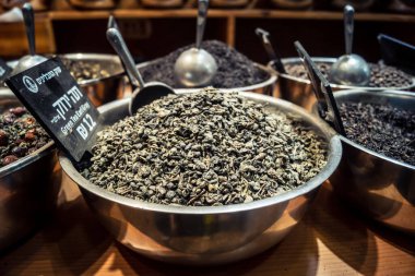 Kudüs, İsrail - 17 Şubat 2026 Mahane Yehuda Pazarı 'nda geleneksel kurutulmuş meyve, sebze ve çiçeklerin keşfi, bu ikonik kent bölgesinde canlı renkler ve dokular sergileniyor.