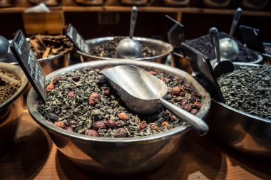 Kudüs, İsrail - 17 Şubat 2026 Mahane Yehuda Pazarı 'nda geleneksel kurutulmuş meyve, sebze ve çiçeklerin keşfi, bu ikonik kent bölgesinde canlı renkler ve dokular sergileniyor.