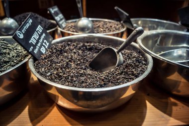 Kudüs, İsrail - 17 Şubat 2026 Mahane Yehuda Pazarı 'nda geleneksel kurutulmuş meyve, sebze ve çiçeklerin keşfi, bu ikonik kent bölgesinde canlı renkler ve dokular sergileniyor.