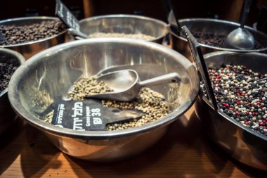 Kudüs, İsrail - 17 Şubat 2026 Mahane Yehuda Pazarı 'nda geleneksel kurutulmuş meyve, sebze ve çiçeklerin keşfi, bu ikonik kent bölgesinde canlı renkler ve dokular sergileniyor.