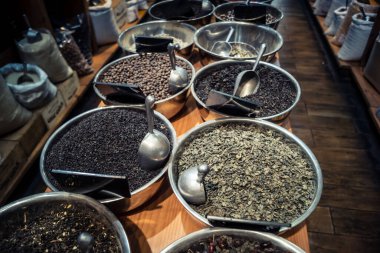 Kudüs, İsrail - 17 Şubat 2026 Mahane Yehuda Pazarı 'nda geleneksel kurutulmuş meyve, sebze ve çiçeklerin keşfi, bu ikonik kent bölgesinde canlı renkler ve dokular sergileniyor.