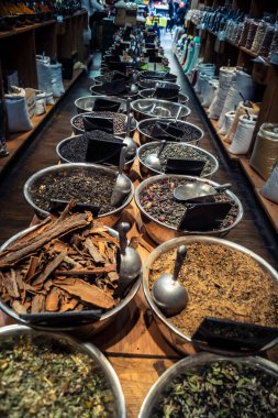 Kudüs, İsrail - 17 Şubat 2026 Mahane Yehuda Pazarı 'nda geleneksel kurutulmuş meyve, sebze ve çiçeklerin keşfi, bu ikonik kent bölgesinde canlı renkler ve dokular sergileniyor.