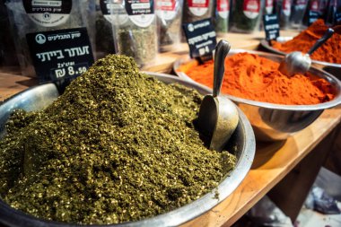 Kudüs, İsrail - 17 Şubat 2026 Mahane Yehuda Pazarı 'nda geleneksel baharatların keşfi, canlı renkler, egzotik dokular ve bu ikonik kentsel konumda aşçılık mirası sergileniyor.