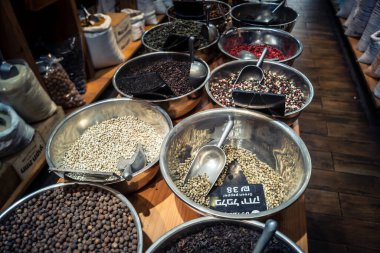 Kudüs, İsrail - 17 Şubat 2026 Mahane Yehuda Pazarı 'nda geleneksel kurutulmuş meyve, sebze ve çiçeklerin keşfi, bu ikonik kent bölgesinde canlı renkler ve dokular sergileniyor.