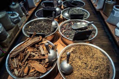 Kudüs, İsrail - 17 Şubat 2026 Mahane Yehuda Pazarı 'nda geleneksel kurutulmuş meyve, sebze ve çiçeklerin keşfi, bu ikonik kent bölgesinde canlı renkler ve dokular sergileniyor.