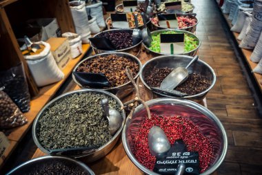 Kudüs, İsrail - 17 Şubat 2026 Mahane Yehuda Pazarı 'nda geleneksel kurutulmuş meyve, sebze ve çiçeklerin keşfi, bu ikonik kent bölgesinde canlı renkler ve dokular sergileniyor.