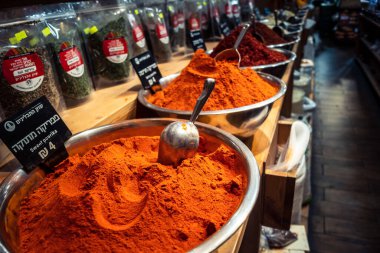 Kudüs, İsrail - 17 Şubat 2026 Mahane Yehuda Pazarı 'nda geleneksel baharatların keşfi, canlı renkler, egzotik dokular ve bu ikonik kentsel konumda aşçılık mirası sergileniyor.