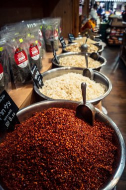 Kudüs, İsrail - 17 Şubat 2026 Mahane Yehuda Pazarı 'nda geleneksel baharatların keşfi, canlı renkler, egzotik dokular ve bu ikonik kentsel konumda aşçılık mirası sergileniyor.