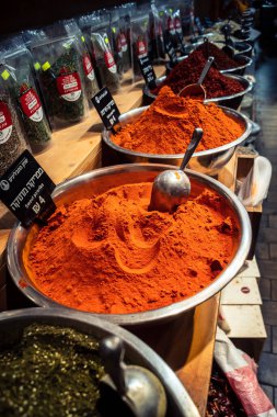 Kudüs, İsrail - 17 Şubat 2026 Mahane Yehuda Pazarı 'nda geleneksel baharatların keşfi, canlı renkler, egzotik dokular ve bu ikonik kentsel konumda aşçılık mirası sergileniyor.