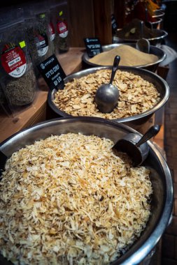 Kudüs, İsrail - 17 Şubat 2026 Mahane Yehuda Pazarı 'nda geleneksel kurutulmuş meyve, sebze ve çiçeklerin keşfi, bu ikonik kent bölgesinde canlı renkler ve dokular sergileniyor.