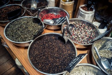 Kudüs, İsrail - 17 Şubat 2026 Mahane Yehuda Pazarı 'nda geleneksel kurutulmuş meyve, sebze ve çiçeklerin keşfi, bu ikonik kent bölgesinde canlı renkler ve dokular sergileniyor.