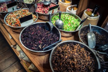 Kudüs, İsrail - 17 Şubat 2026 Mahane Yehuda Pazarı 'nda geleneksel kurutulmuş meyve, sebze ve çiçeklerin keşfi, bu ikonik kent bölgesinde canlı renkler ve dokular sergileniyor.